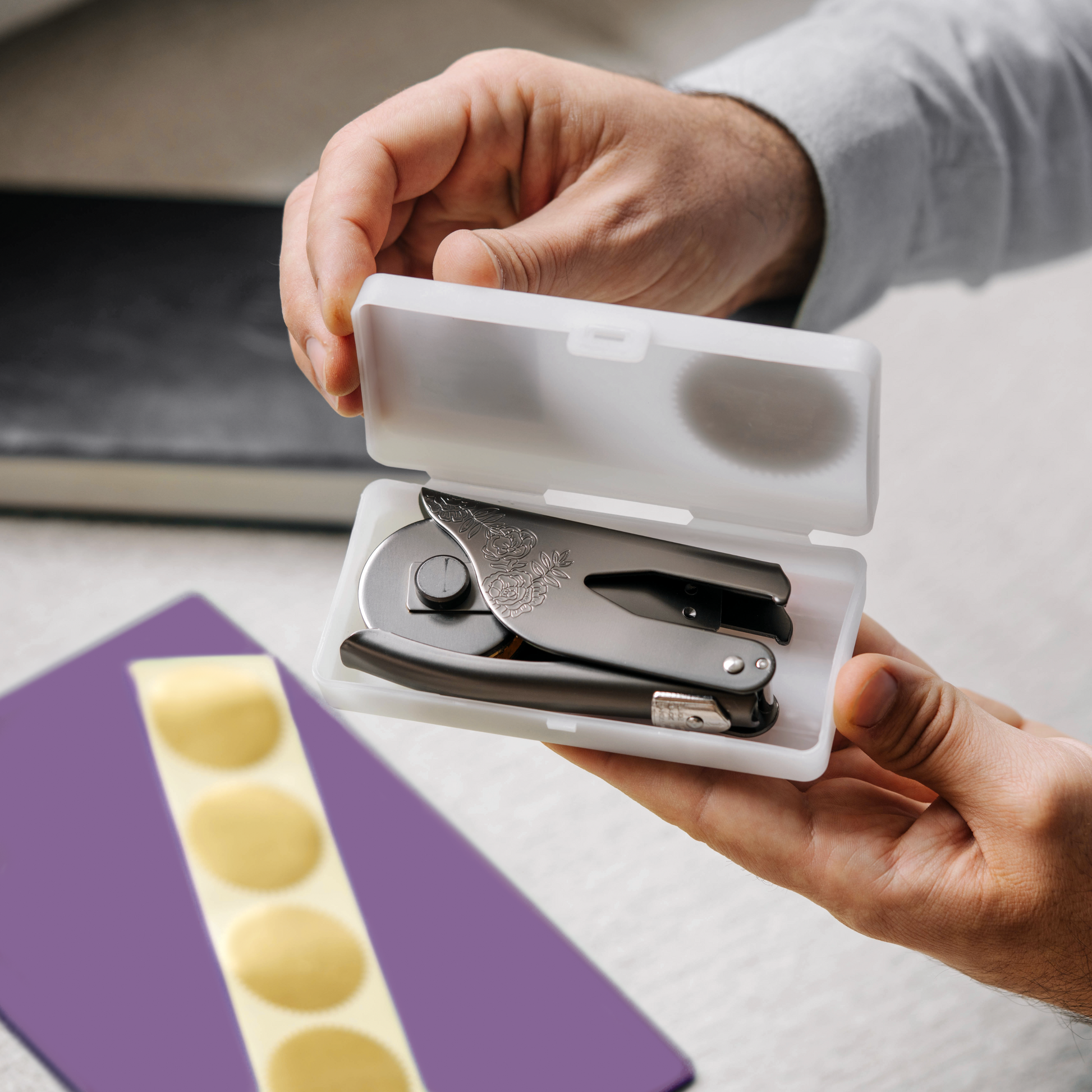 Personlig bokstämpel i praktiskt skyddsfodral för säker förvaring.