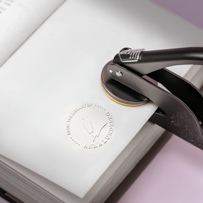 Personlig bokstämpel används för att prägla en boksida med namn och design.